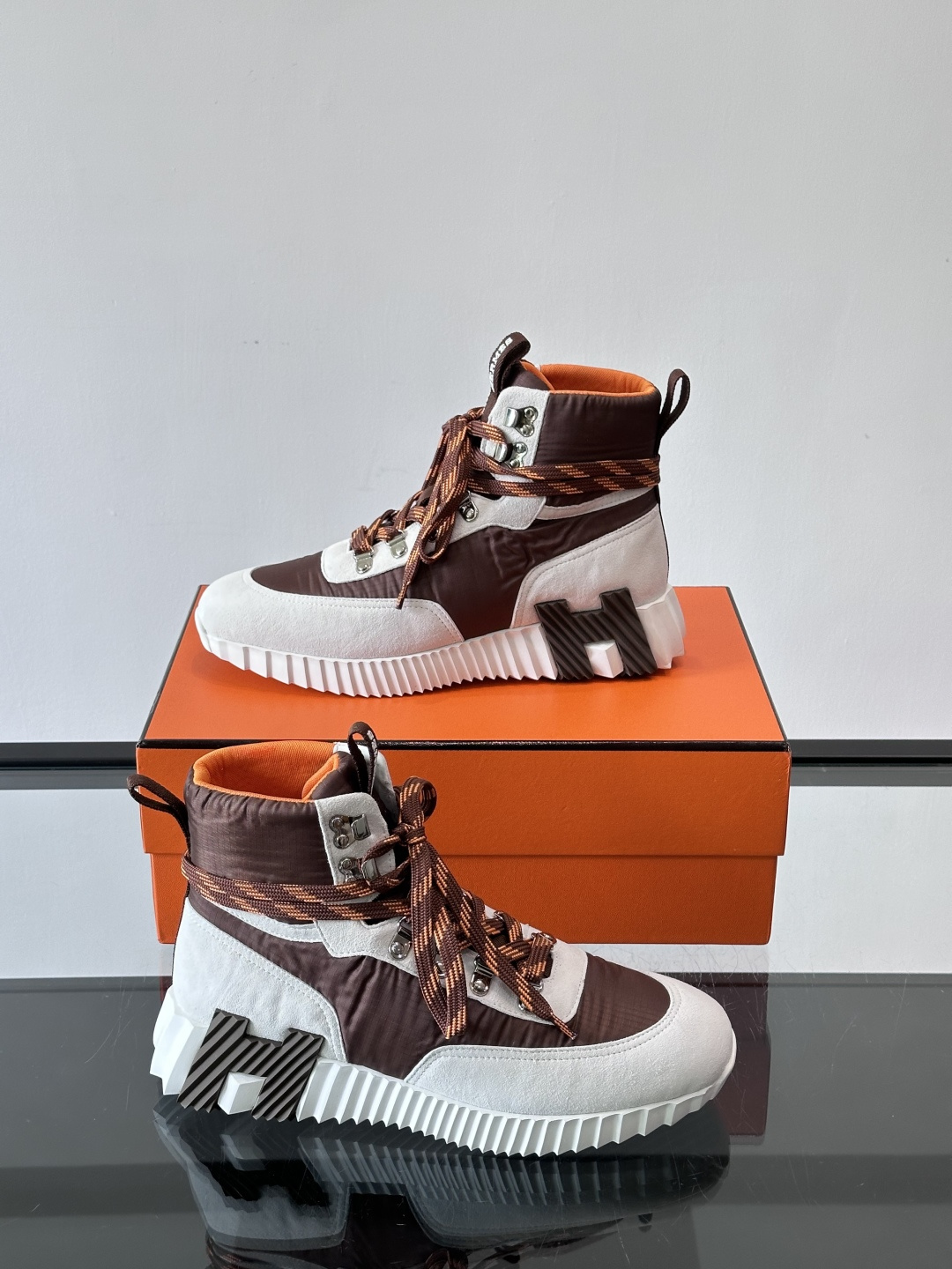 H爱马仕 Klimb运动鞋 大象灰/白色​​👟爱马仕Klimb运动鞋，防撕裂面料+麂皮山羊皮，质感满分又