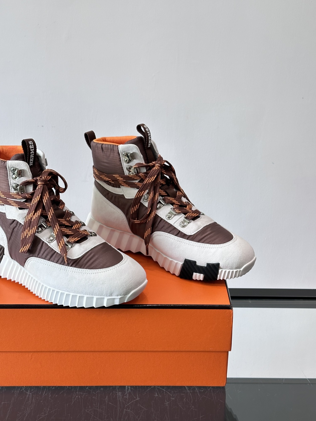 H爱马仕 Klimb运动鞋 大象灰/白色​​👟爱马仕Klimb运动鞋，防撕裂面料+麂皮山羊皮，质感满分又