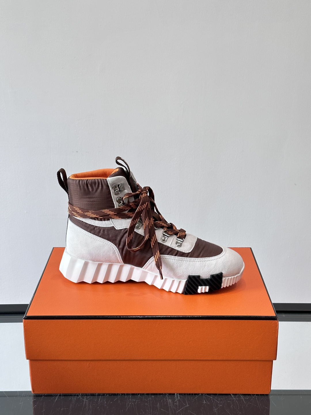 H爱马仕 Klimb运动鞋 大象灰/白色​​👟爱马仕Klimb运动鞋，防撕裂面料+麂皮山羊皮，质感满分又