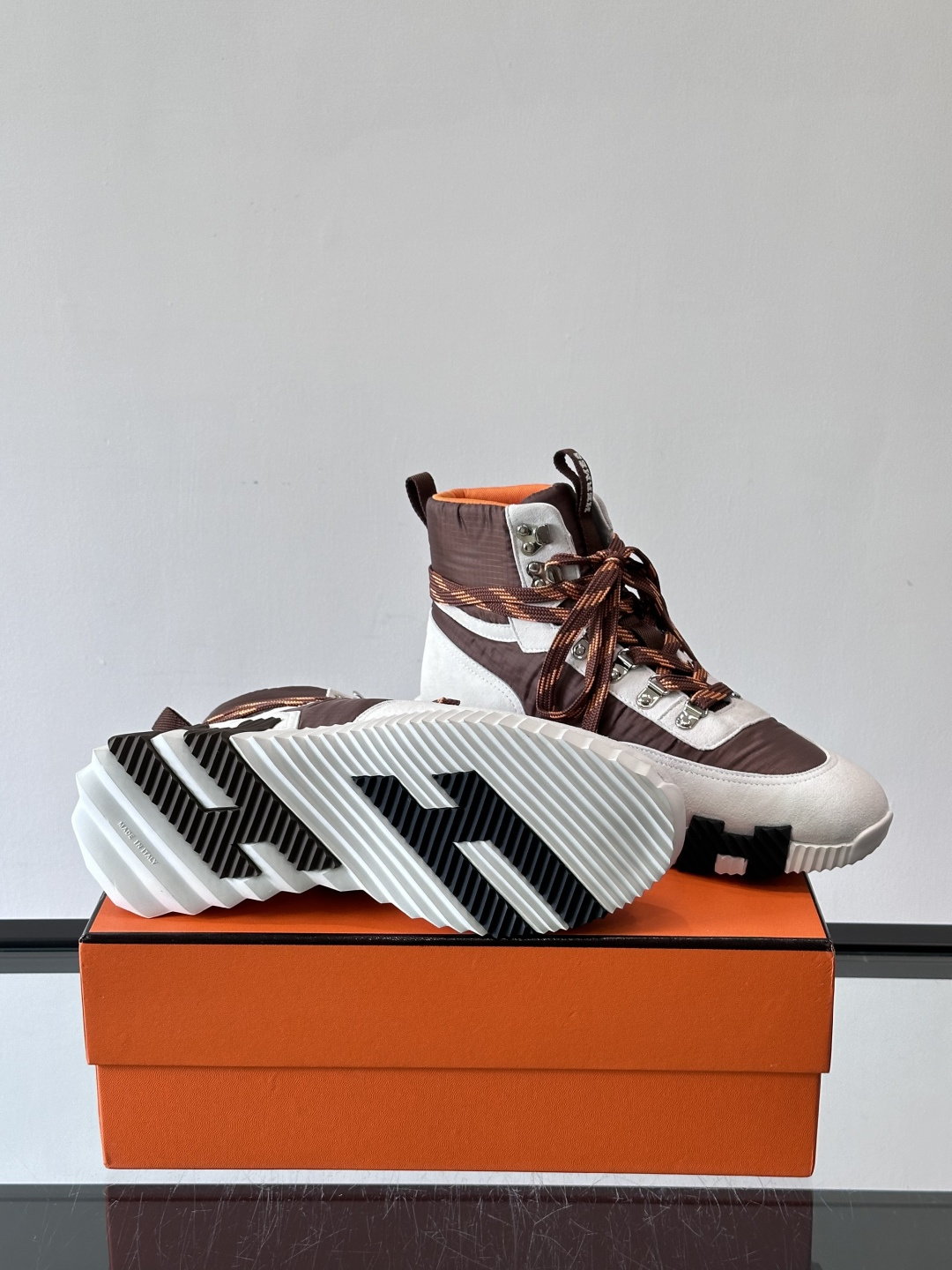 H爱马仕 Klimb运动鞋 大象灰/白色​​👟爱马仕Klimb运动鞋，防撕裂面料+麂皮山羊皮，质感满分又