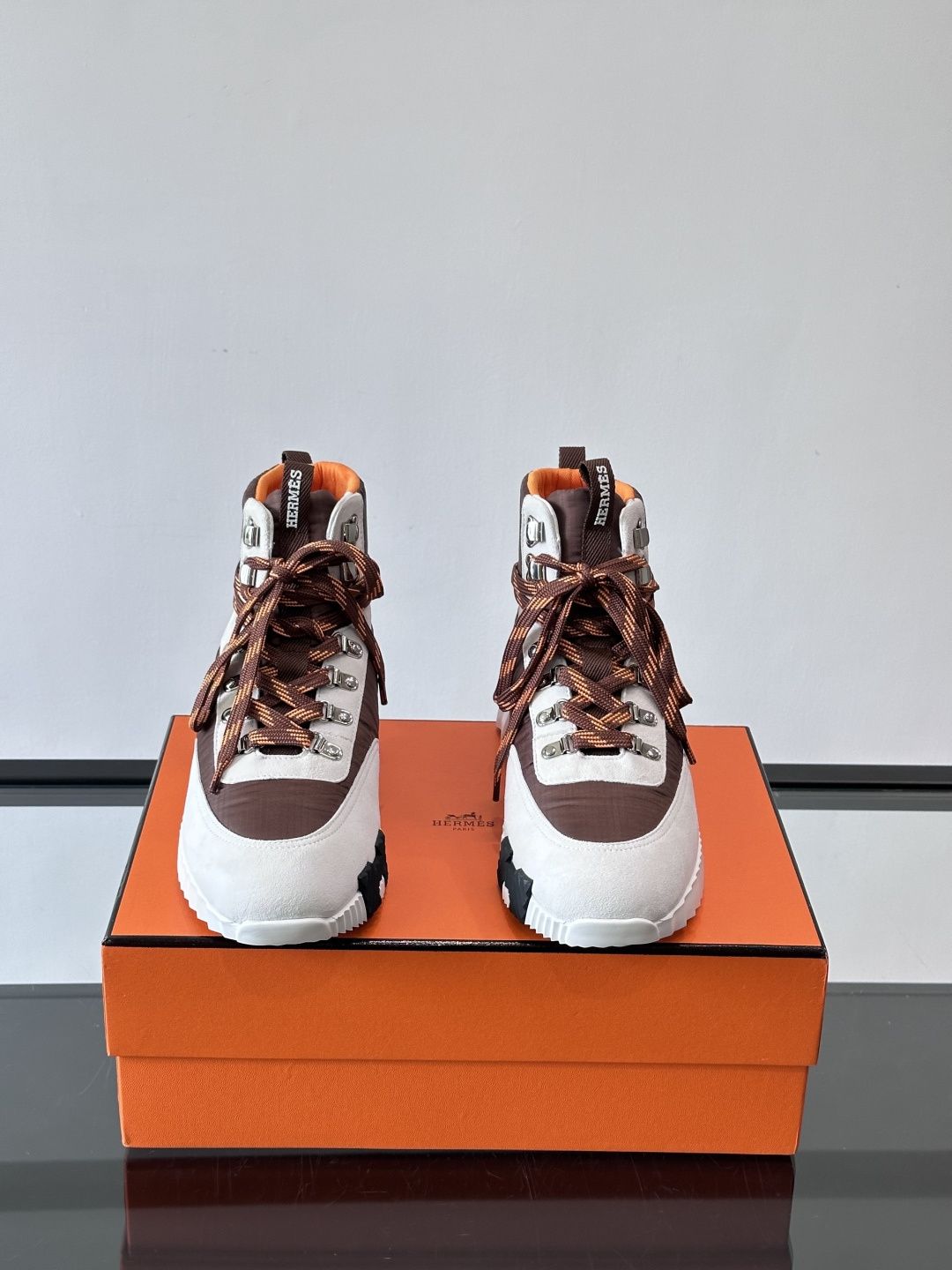 H爱马仕 Klimb运动鞋 大象灰/白色​​👟爱马仕Klimb运动鞋，防撕裂面料+麂皮山羊皮，质感满分又