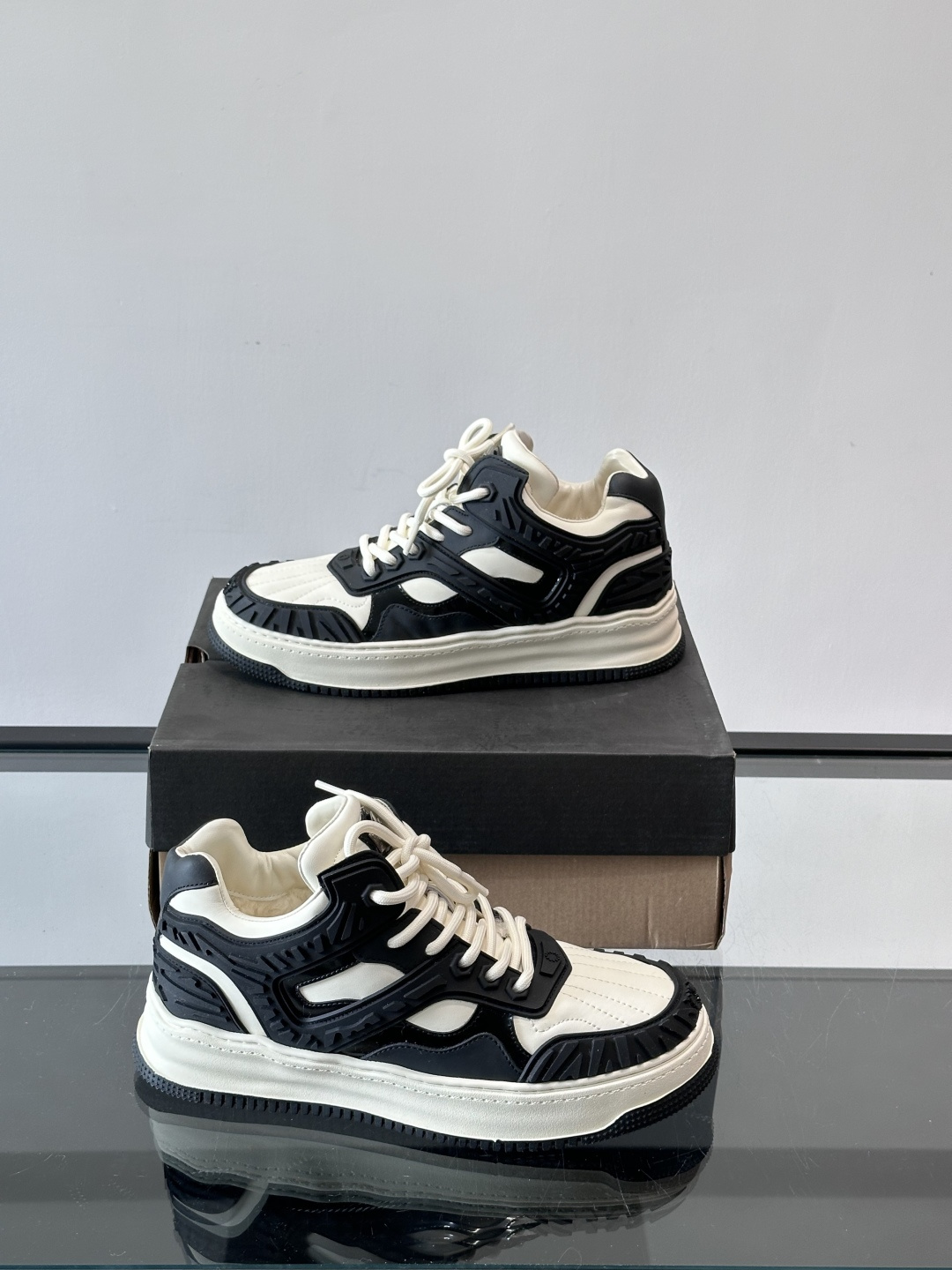 UGG 黑白拼接运动鞋​​🖤这款UGG黑白拼接运动鞋，采用皮革搭配柔软羊毛内衬，穿着舒适又保暖✨。厚底橡