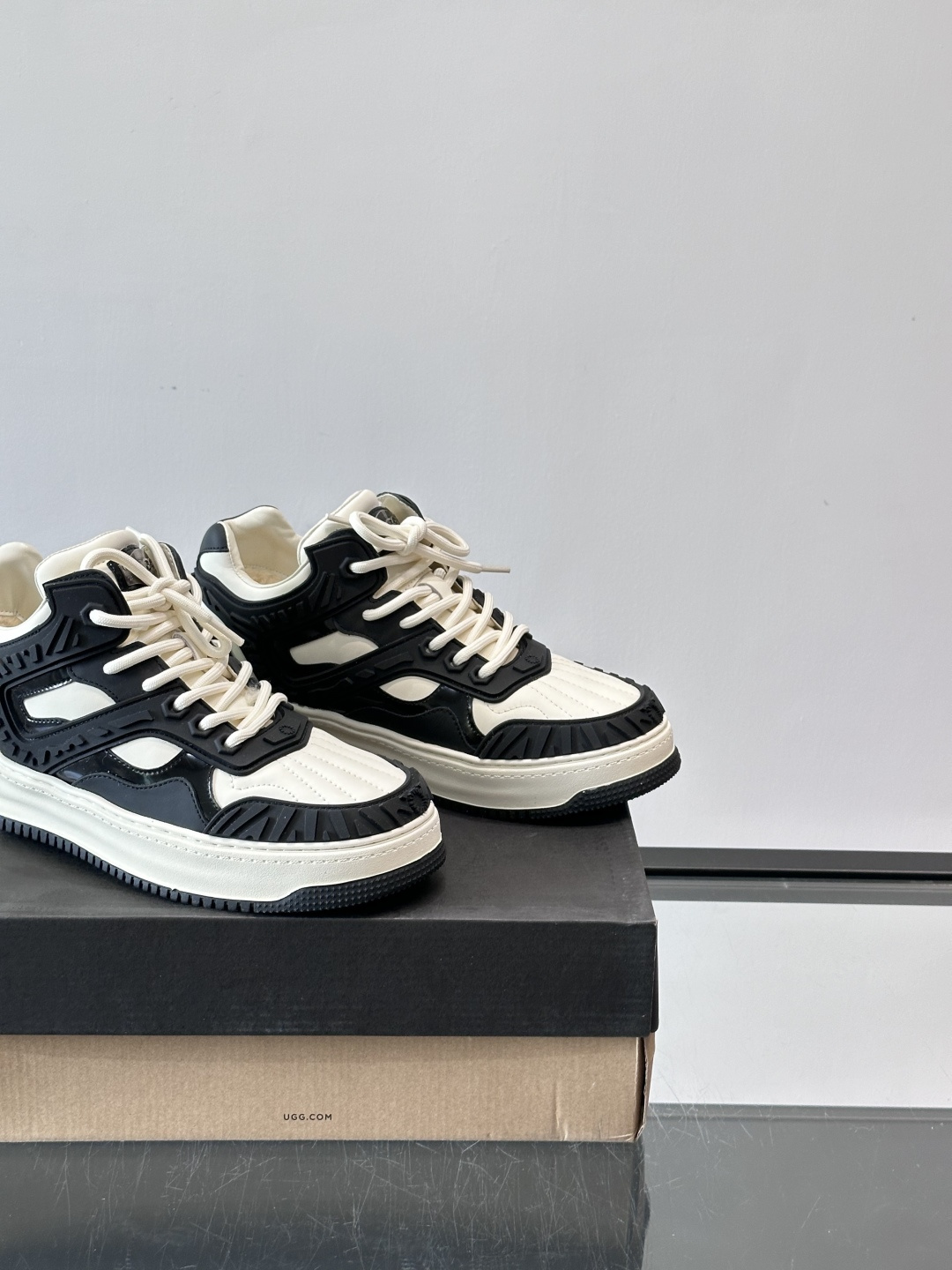 UGG 黑白拼接运动鞋​​🖤这款UGG黑白拼接运动鞋，采用皮革搭配柔软羊毛内衬，穿着舒适又保暖✨。厚底橡