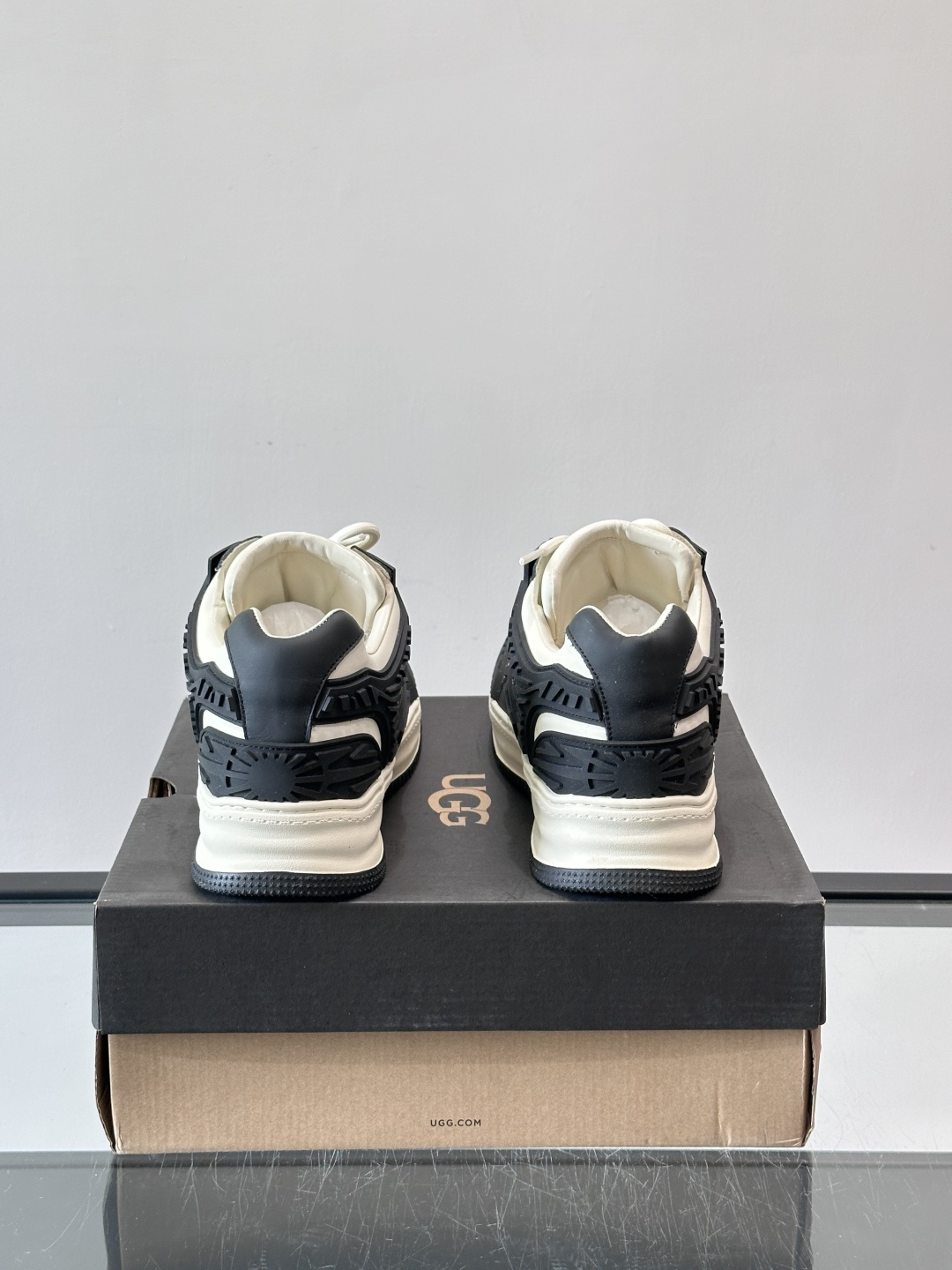 UGG 黑白拼接运动鞋​​🖤这款UGG黑白拼接运动鞋，采用皮革搭配柔软羊毛内衬，穿着舒适又保暖✨。厚底橡