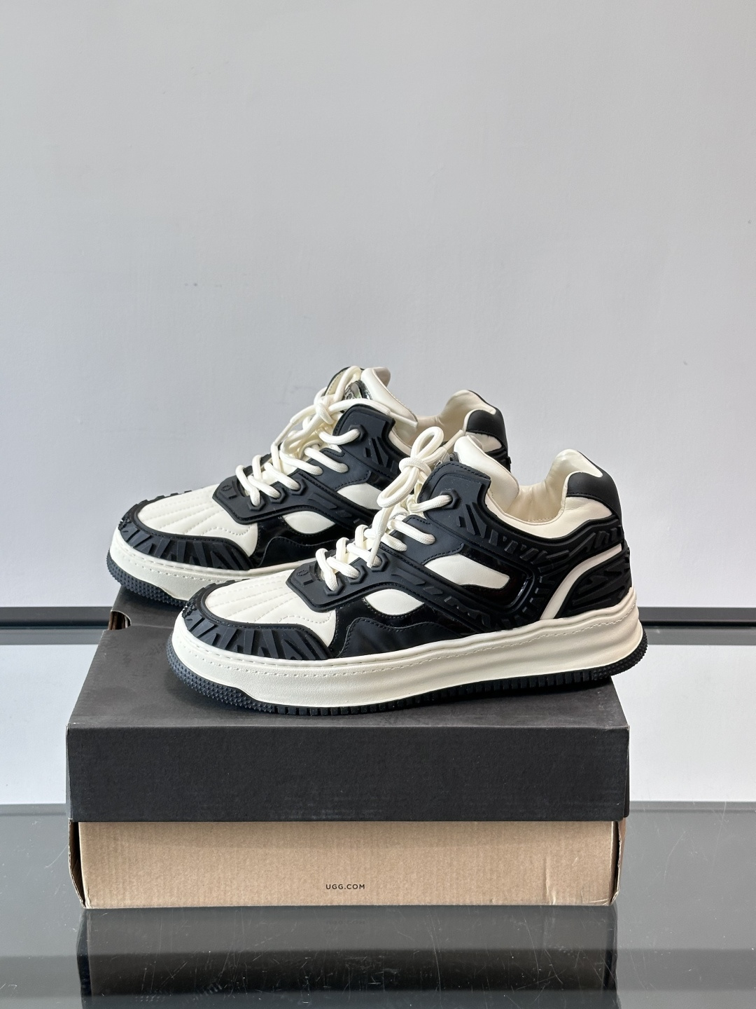 UGG 黑白拼接运动鞋​​🖤这款UGG黑白拼接运动鞋，采用皮革搭配柔软羊毛内衬，穿着舒适又保暖✨。厚底橡