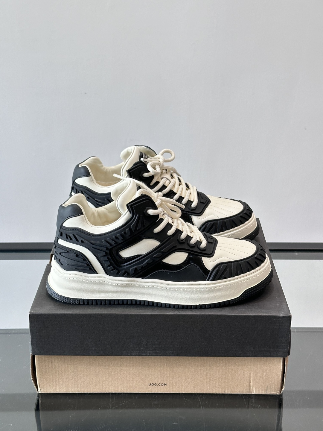 UGG 黑白拼接运动鞋​​🖤这款UGG黑白拼接运动鞋，采用皮革搭配柔软羊毛内衬，穿着舒适又保暖✨。厚底橡