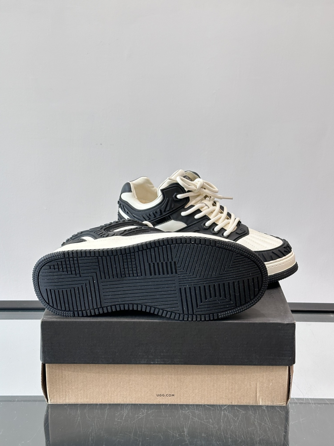 UGG 黑白拼接运动鞋​​🖤这款UGG黑白拼接运动鞋，采用皮革搭配柔软羊毛内衬，穿着舒适又保暖✨。厚底橡