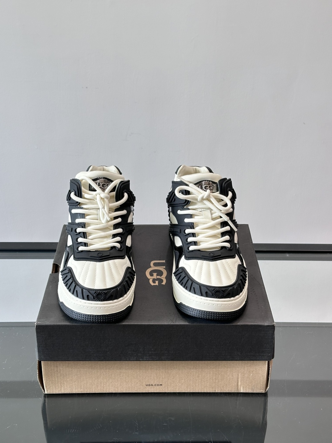 UGG 黑白拼接运动鞋​​🖤这款UGG黑白拼接运动鞋，采用皮革搭配柔软羊毛内衬，穿着舒适又保暖✨。厚底橡