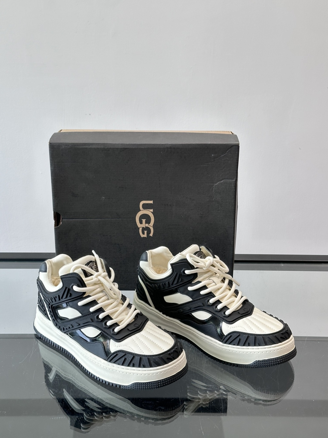 UGG 黑白拼接运动鞋​​🖤这款UGG黑白拼接运动鞋，采用皮革搭配柔软羊毛内衬，穿着舒适又保暖✨。厚底橡