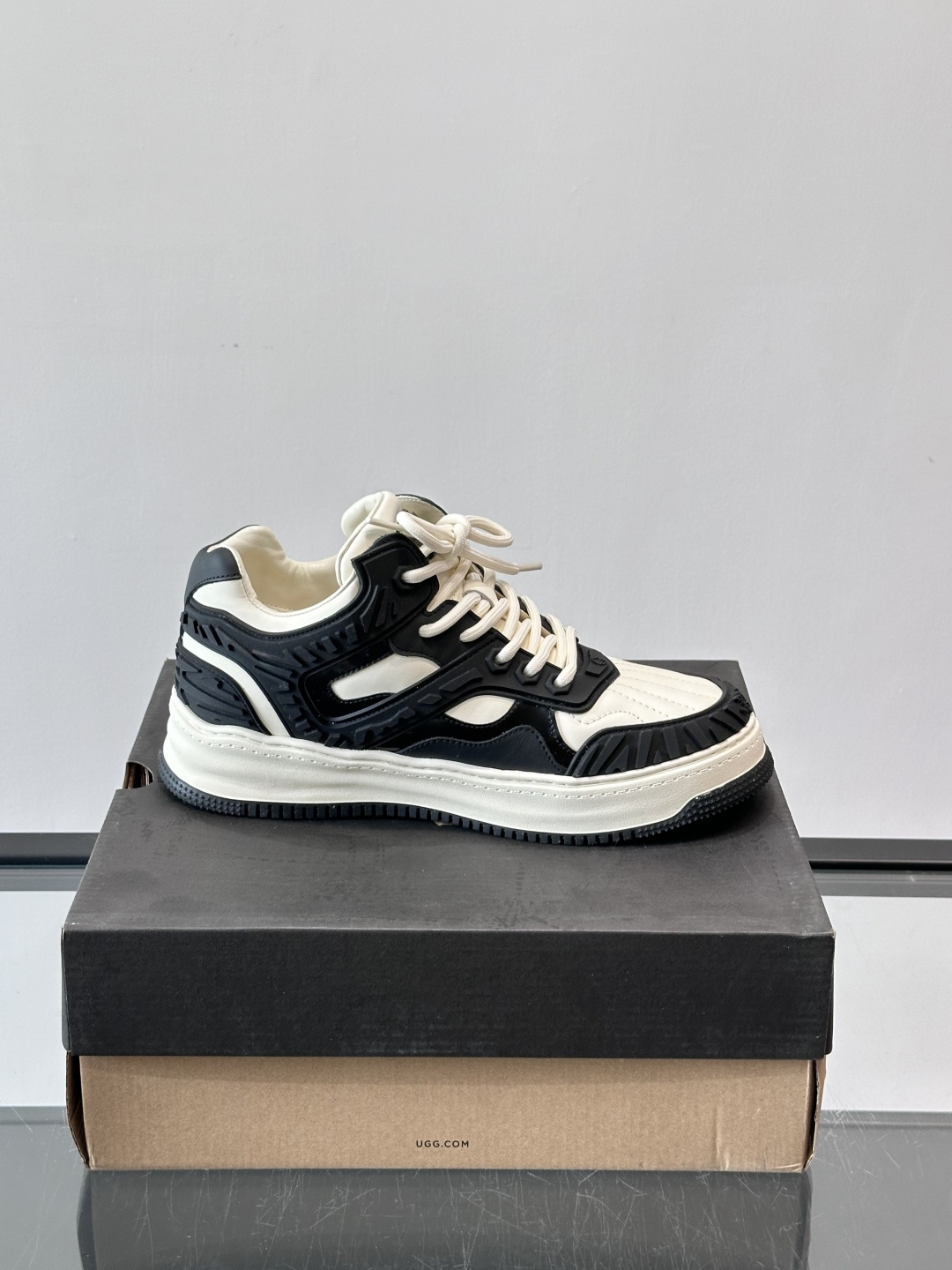 UGG 黑白拼接运动鞋​​🖤这款UGG黑白拼接运动鞋，采用皮革搭配柔软羊毛内衬，穿着舒适又保暖✨。厚底橡