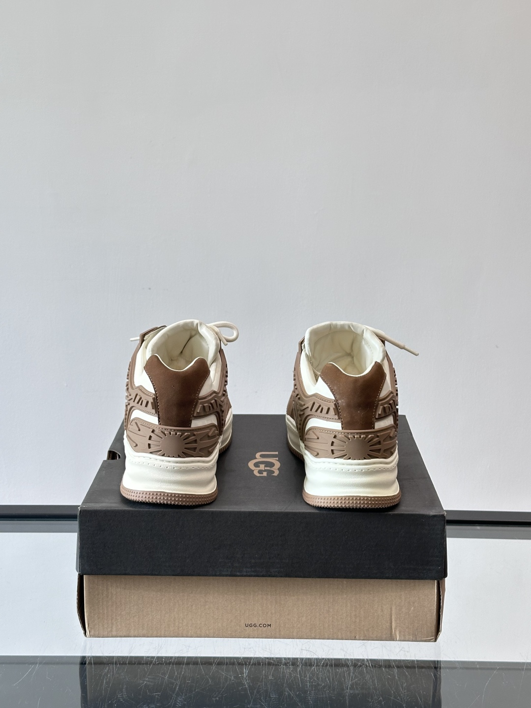 UGG 黑白拼接运动鞋​​🖤这款UGG黑白拼接运动鞋，采用皮革搭配柔软羊毛内衬，穿着舒适又保暖✨。厚底橡