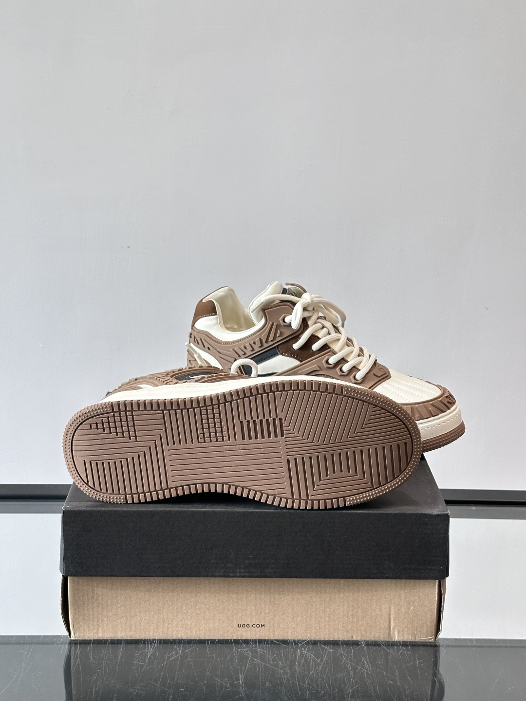 UGG 黑白拼接运动鞋​​🖤这款UGG黑白拼接运动鞋，采用皮革搭配柔软羊毛内衬，穿着舒适又保暖✨。厚底橡