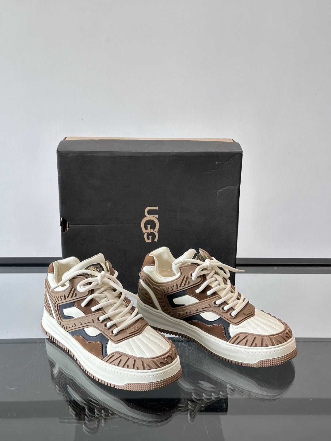 UGG 黑白拼接运动鞋​​🖤这款UGG黑白拼接运动鞋，采用皮革搭配柔软羊毛内衬，穿着舒适又保暖✨。厚底橡