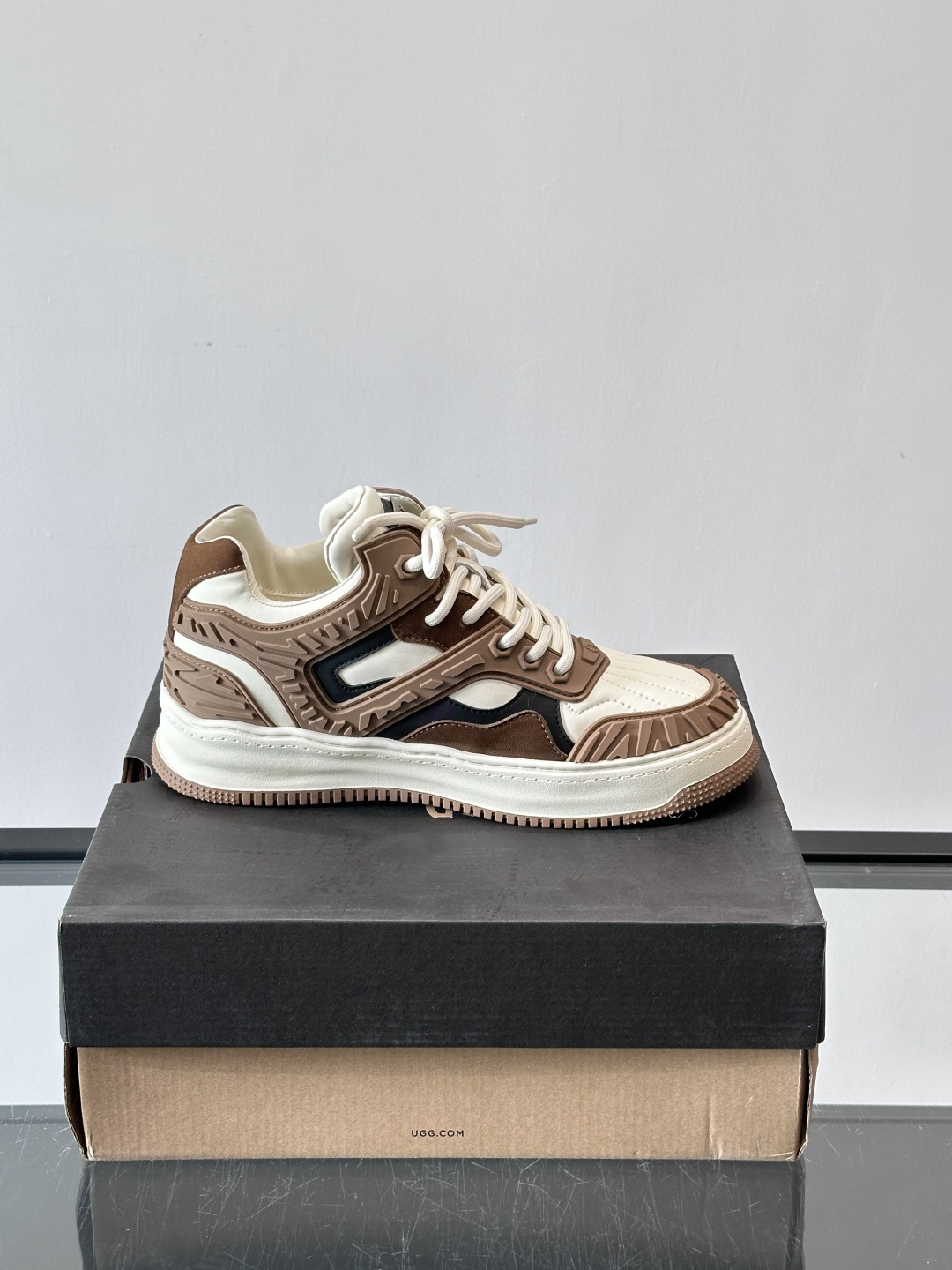 UGG 黑白拼接运动鞋​​🖤这款UGG黑白拼接运动鞋，采用皮革搭配柔软羊毛内衬，穿着舒适又保暖✨。厚底橡