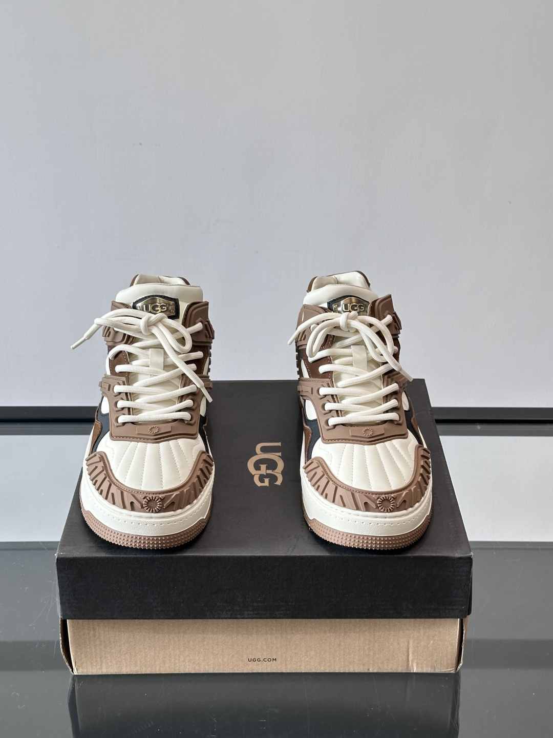 UGG 黑白拼接运动鞋​​🖤这款UGG黑白拼接运动鞋，采用皮革搭配柔软羊毛内衬，穿着舒适又保暖✨。厚底橡