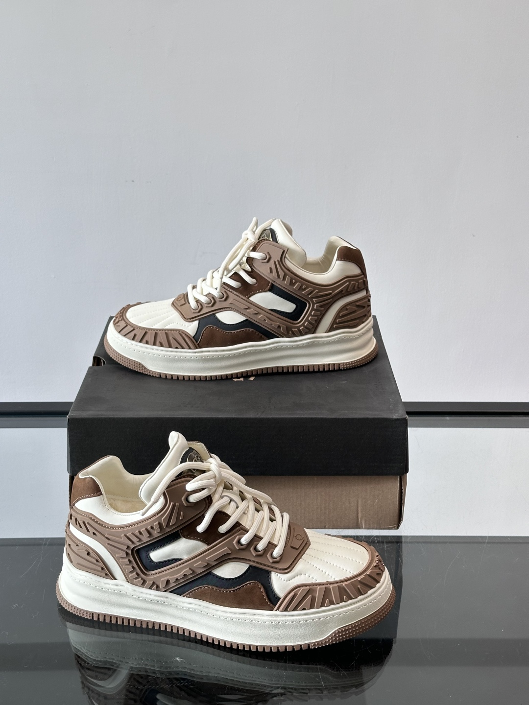 UGG 黑白拼接运动鞋​​🖤这款UGG黑白拼接运动鞋，采用皮革搭配柔软羊毛内衬，穿着舒适又保暖✨。厚底橡