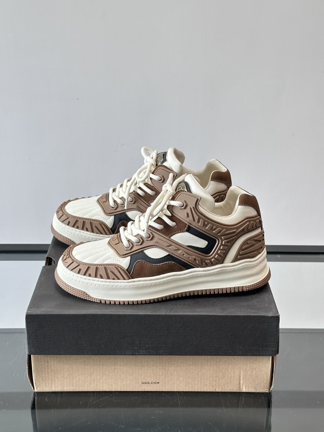 UGG 黑白拼接运动鞋​​🖤这款UGG黑白拼接运动鞋，采用皮革搭配柔软羊毛内衬，穿着舒适又保暖✨。厚底橡