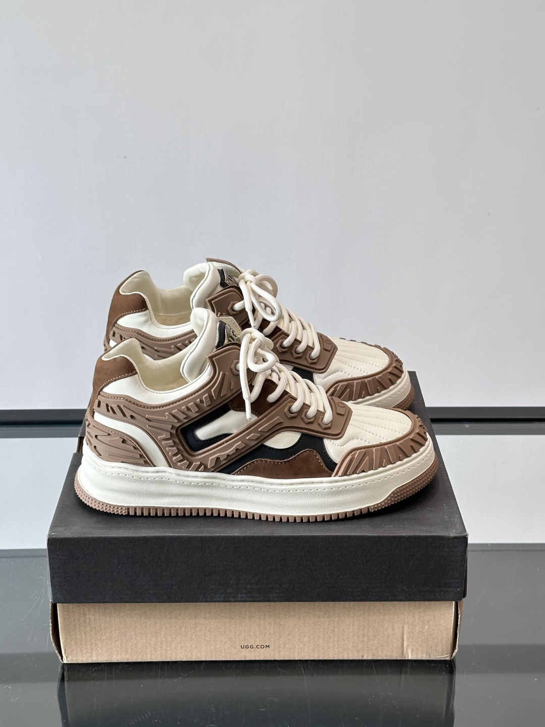 UGG 黑白拼接运动鞋​​🖤这款UGG黑白拼接运动鞋，采用皮革搭配柔软羊毛内衬，穿着舒适又保暖✨。厚底橡