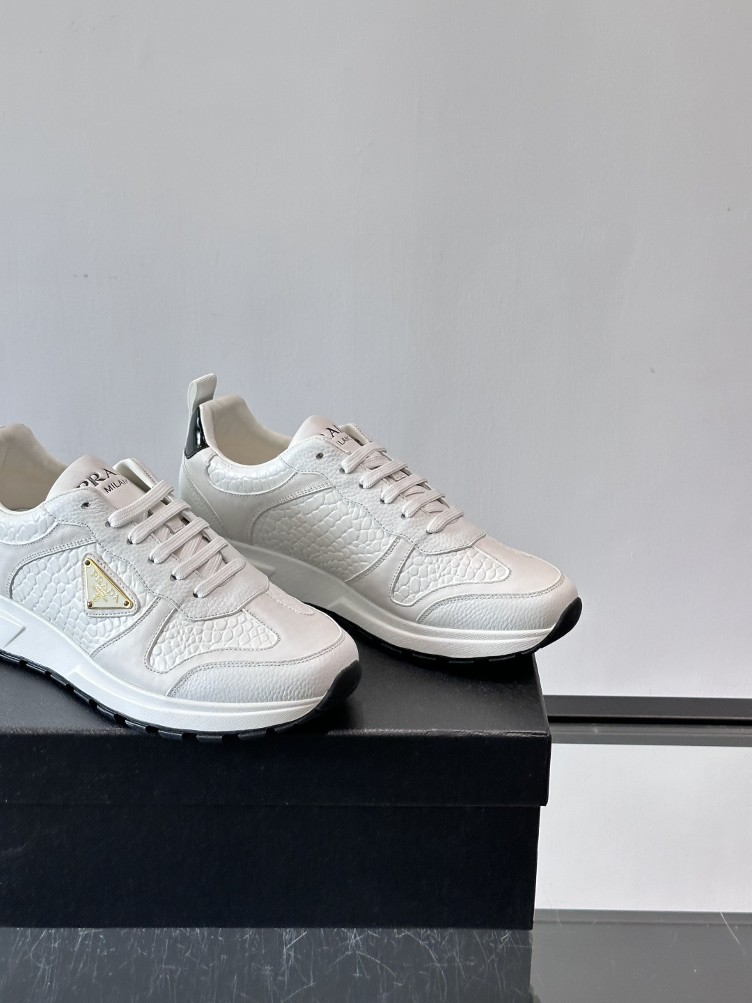 Prad*男士新款柔软皮革休闲运动鞋，这款运动鞋采用牛皮打造，皮质柔软细腻，纹理自然，提升透气性能，外侧