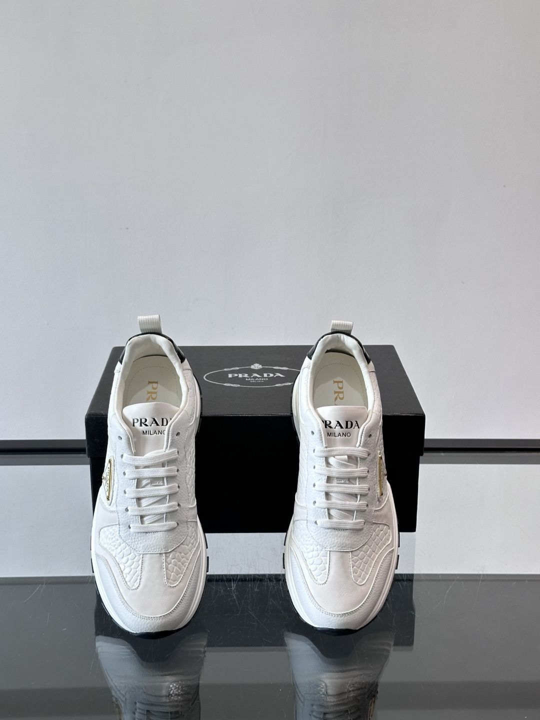 Prad*男士新款柔软皮革休闲运动鞋，这款运动鞋采用牛皮打造，皮质柔软细腻，纹理自然，提升透气性能，外侧