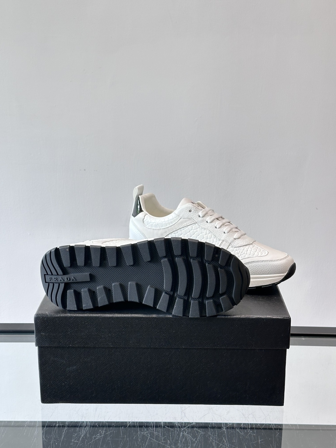 Prad*男士新款柔软皮革休闲运动鞋，这款运动鞋采用牛皮打造，皮质柔软细腻，纹理自然，提升透气性能，外侧