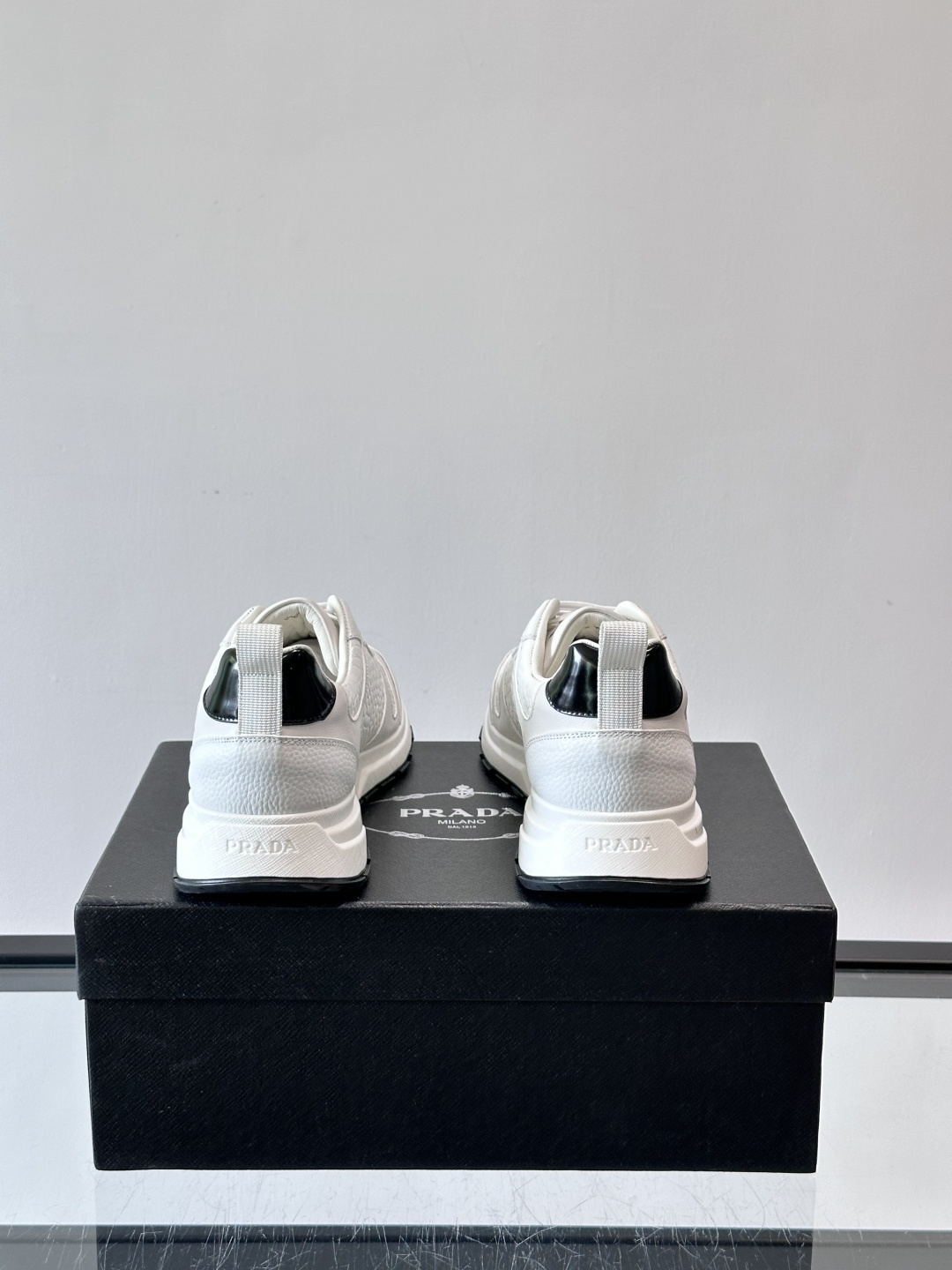 Prad*男士新款柔软皮革休闲运动鞋，这款运动鞋采用牛皮打造，皮质柔软细腻，纹理自然，提升透气性能，外侧