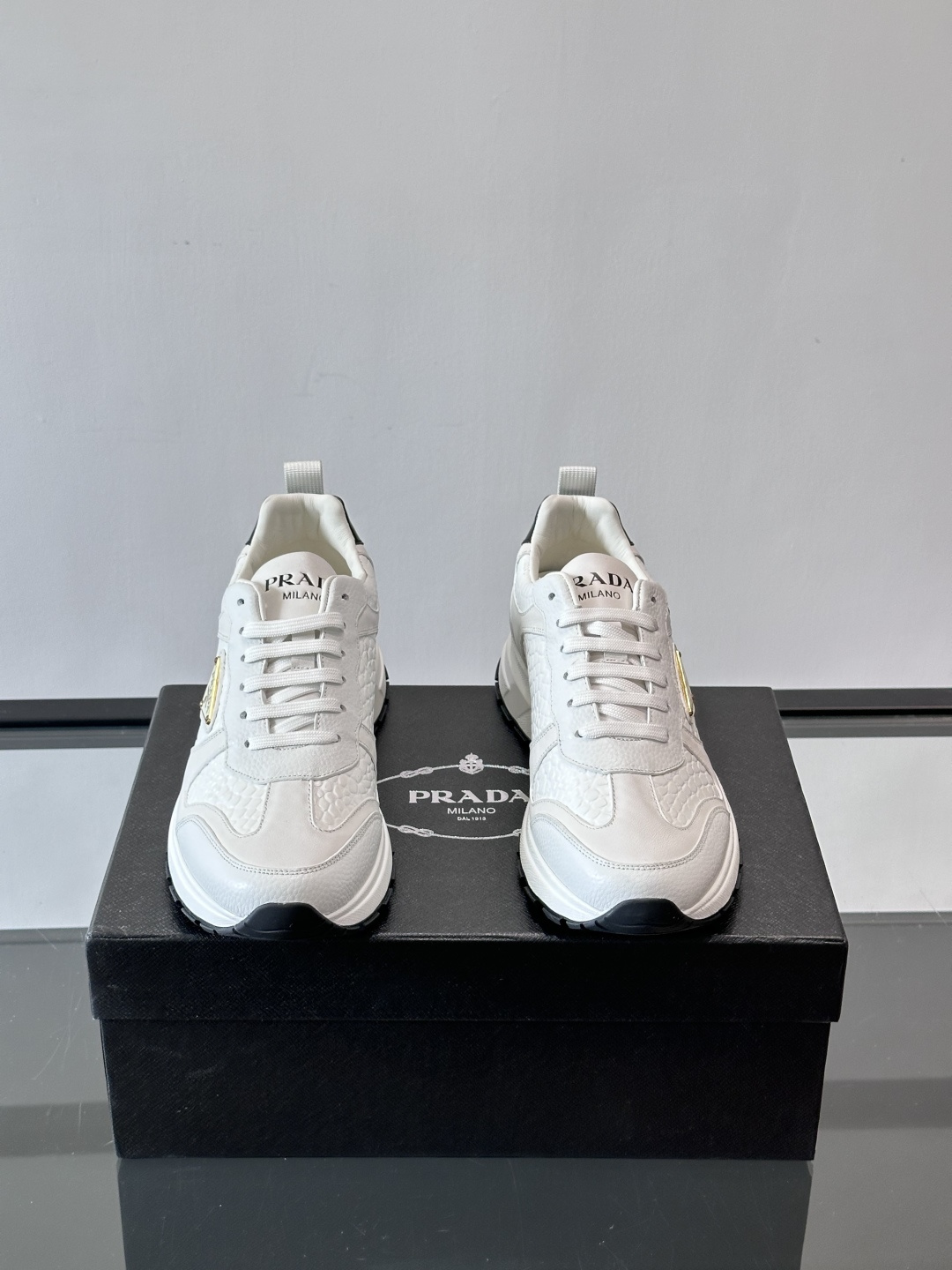 Prad*男士新款柔软皮革休闲运动鞋，这款运动鞋采用牛皮打造，皮质柔软细腻，纹理自然，提升透气性能，外侧