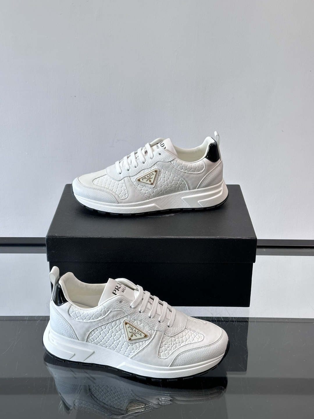 Prad*男士新款柔软皮革休闲运动鞋，这款运动鞋采用牛皮打造，皮质柔软细腻，纹理自然，提升透气性能，外侧