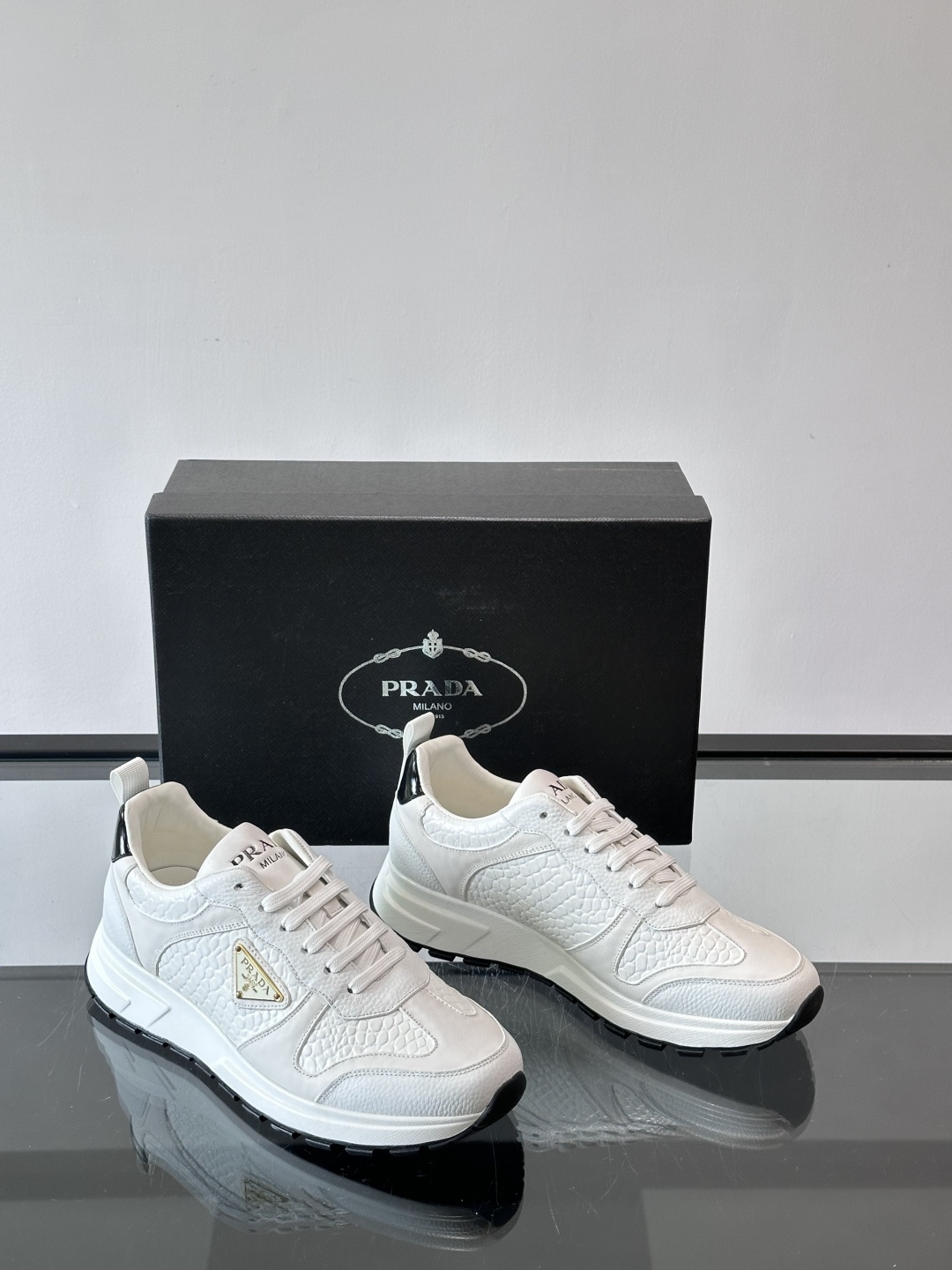 Prad*男士新款柔软皮革休闲运动鞋，这款运动鞋采用牛皮打造，皮质柔软细腻，纹理自然，提升透气性能，外侧