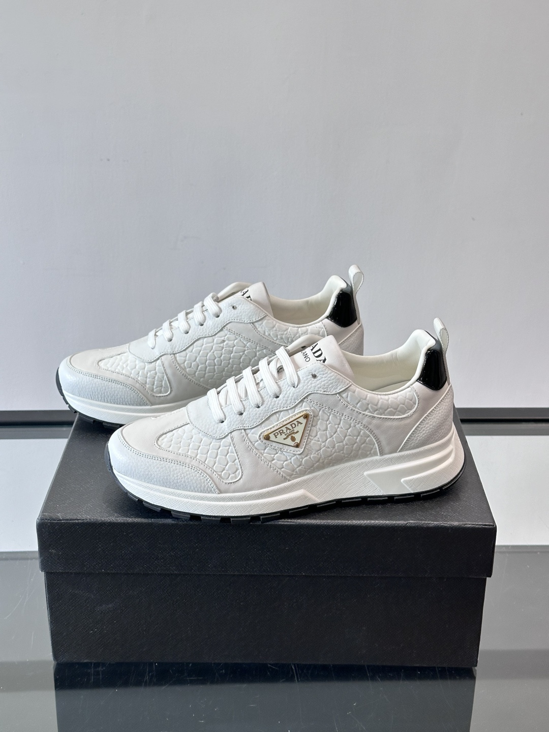 Prad*男士新款柔软皮革休闲运动鞋，这款运动鞋采用牛皮打造，皮质柔软细腻，纹理自然，提升透气性能，外侧