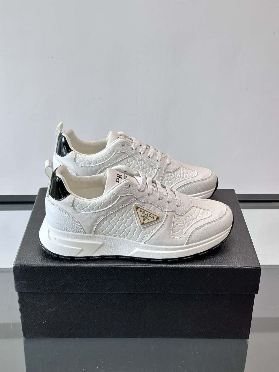 Prad*男士新款柔软皮革休闲运动鞋，这款运动鞋采用牛皮打造，皮质柔软细腻，纹理自然，提升透气性能，外侧