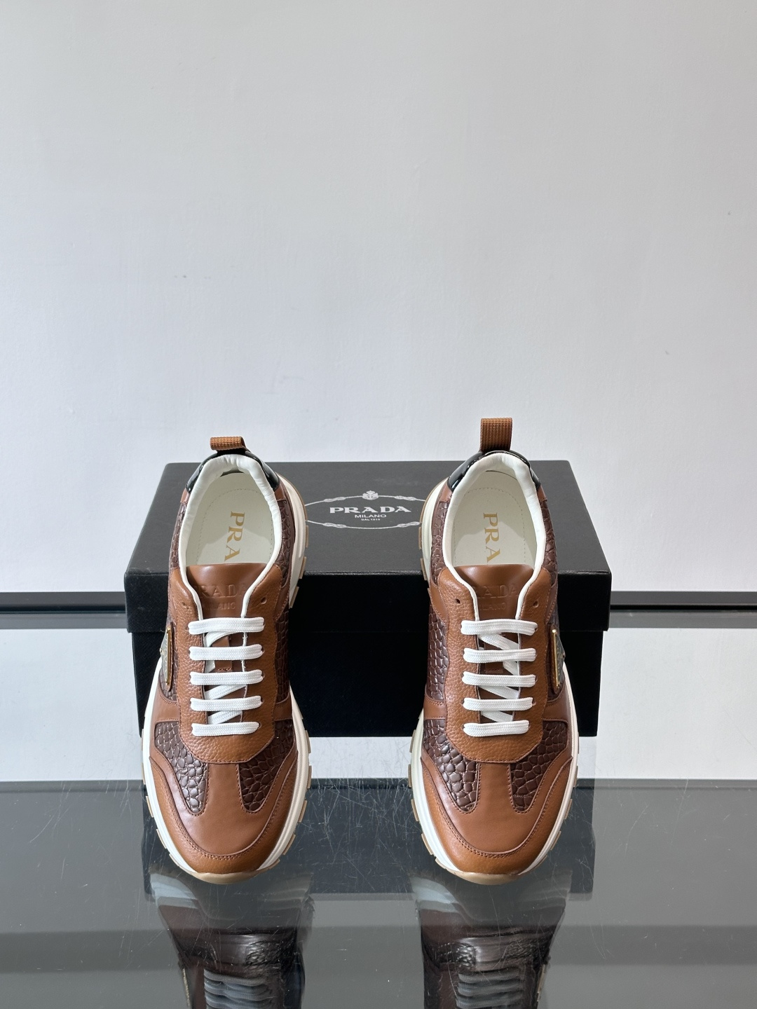 Prad*男士新款柔软皮革休闲运动鞋，这款运动鞋采用牛皮打造，皮质柔软细腻，纹理自然，提升透气性能，外侧