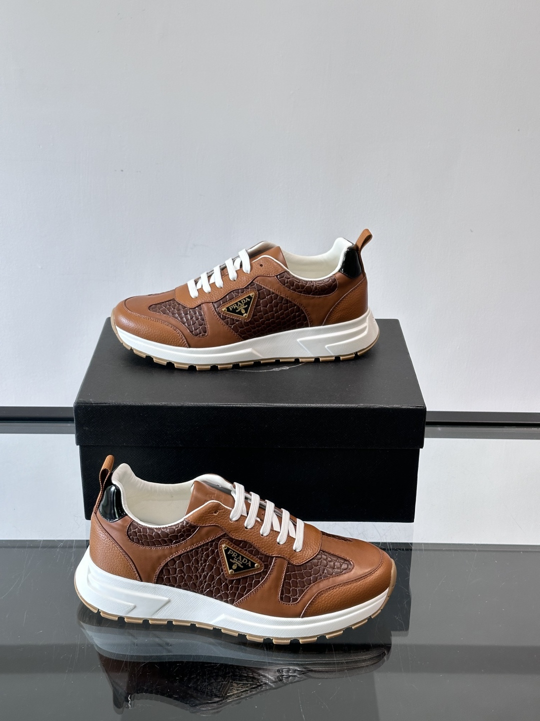 Prad*男士新款柔软皮革休闲运动鞋，这款运动鞋采用牛皮打造，皮质柔软细腻，纹理自然，提升透气性能，外侧