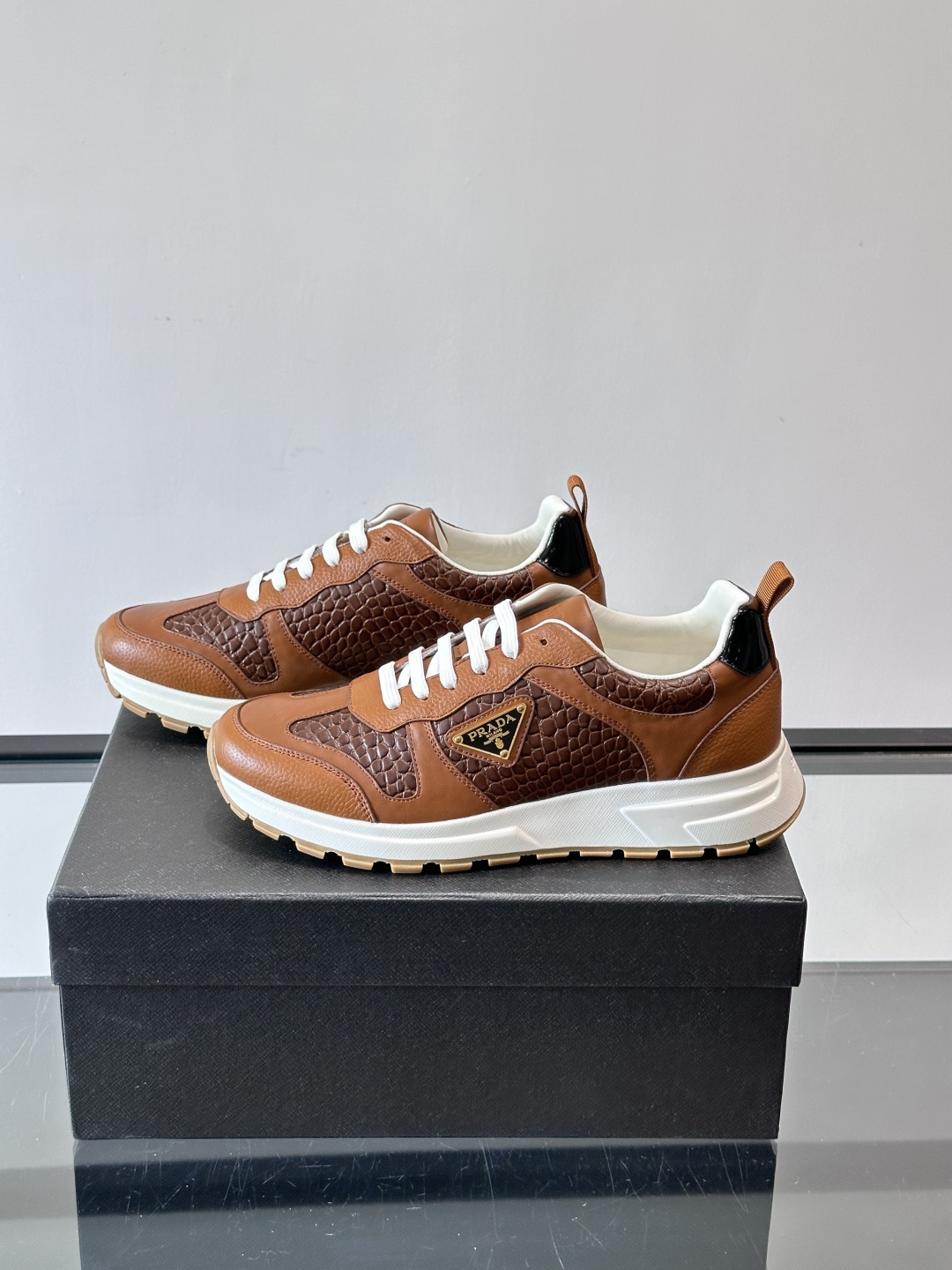 Prad*男士新款柔软皮革休闲运动鞋，这款运动鞋采用牛皮打造，皮质柔软细腻，纹理自然，提升透气性能，外侧