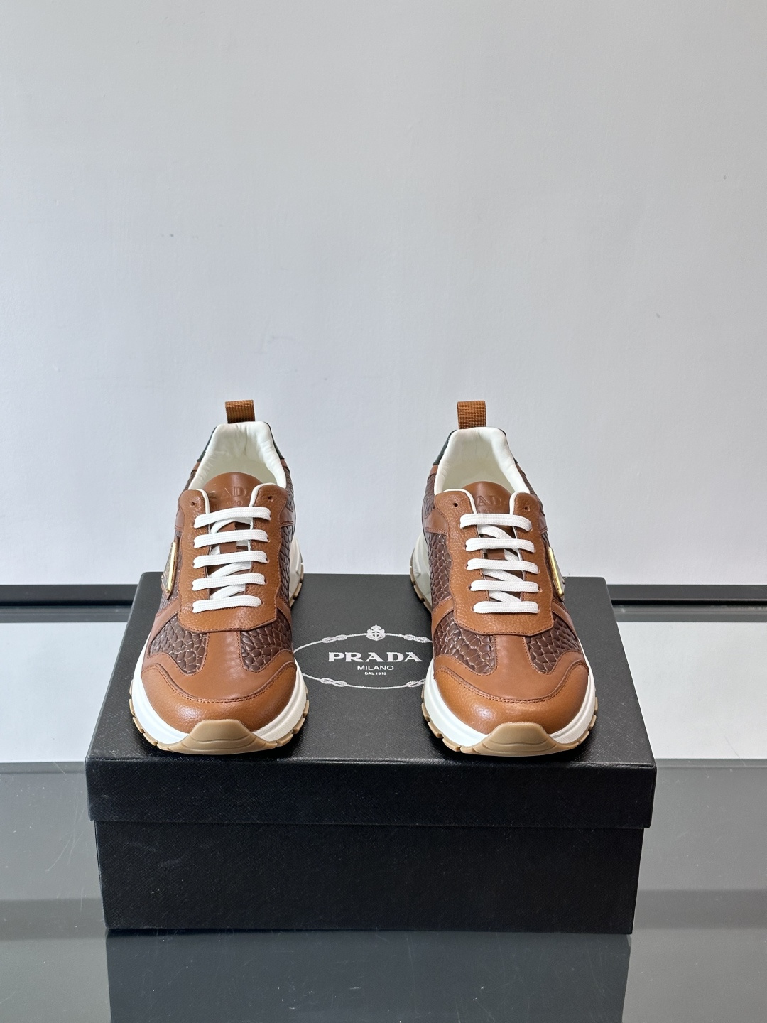 Prad*男士新款柔软皮革休闲运动鞋，这款运动鞋采用牛皮打造，皮质柔软细腻，纹理自然，提升透气性能，外侧