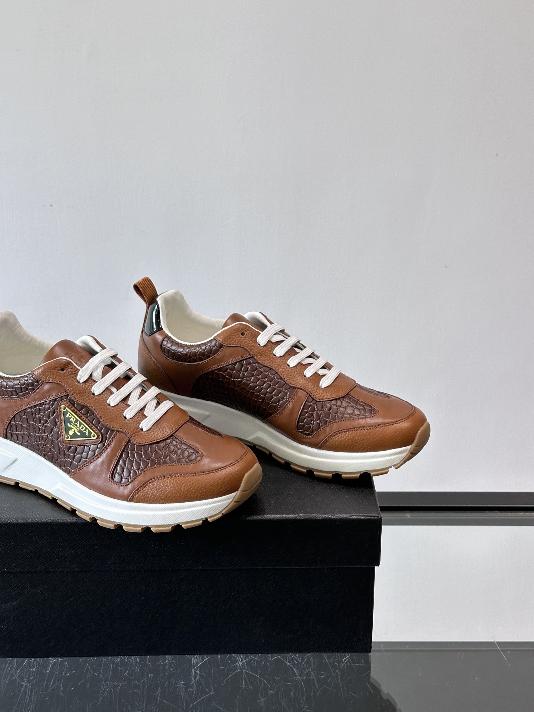 Prad*男士新款柔软皮革休闲运动鞋，这款运动鞋采用牛皮打造，皮质柔软细腻，纹理自然，提升透气性能，外侧