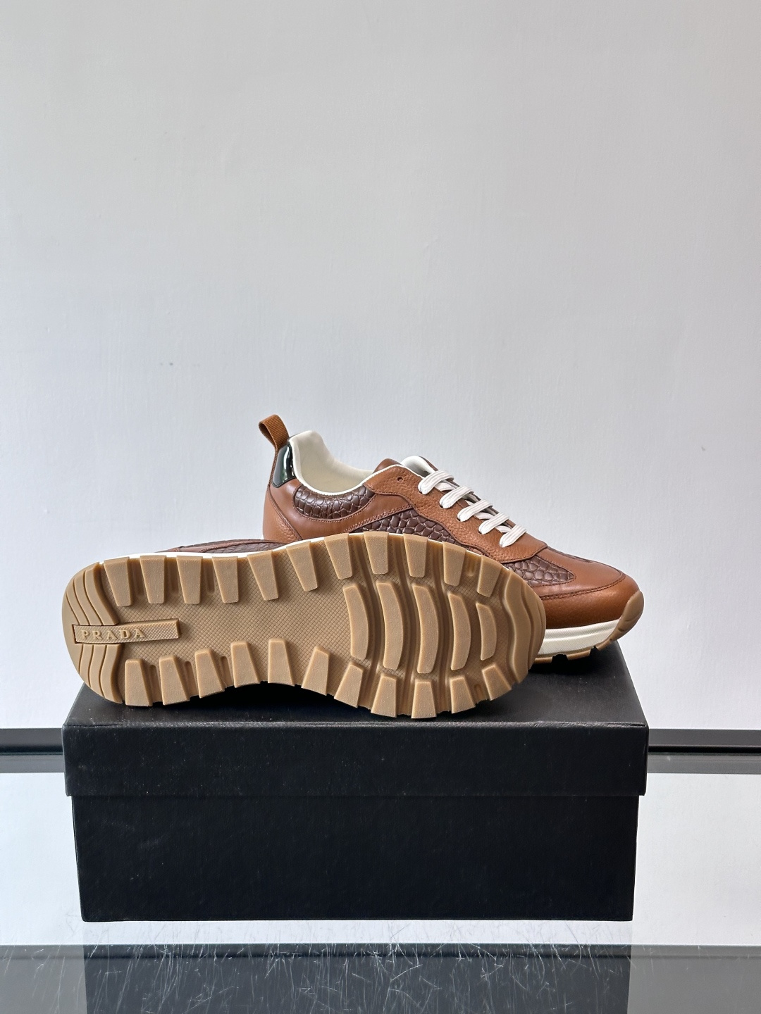 Prad*男士新款柔软皮革休闲运动鞋，这款运动鞋采用牛皮打造，皮质柔软细腻，纹理自然，提升透气性能，外侧