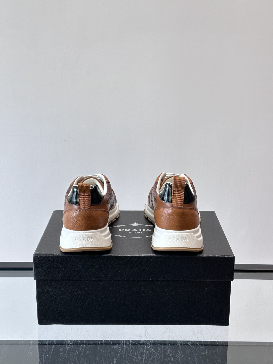 Prad*男士新款柔软皮革休闲运动鞋，这款运动鞋采用牛皮打造，皮质柔软细腻，纹理自然，提升透气性能，外侧