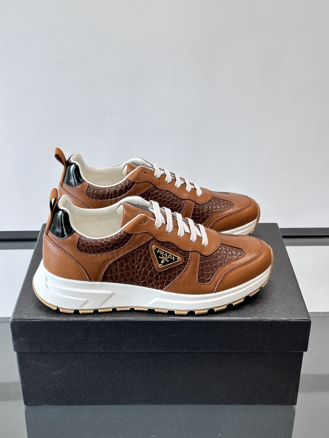 Prad*男士新款柔软皮革休闲运动鞋，这款运动鞋采用牛皮打造，皮质柔软细腻，纹理自然，提升透气性能，外侧
