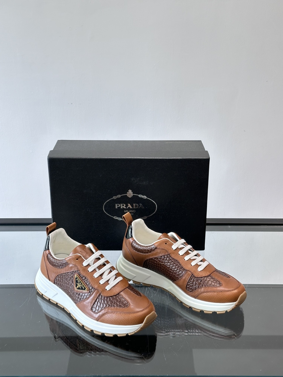 Prad*男士新款柔软皮革休闲运动鞋，这款运动鞋采用牛皮打造，皮质柔软细腻，纹理自然，提升透气性能，外侧