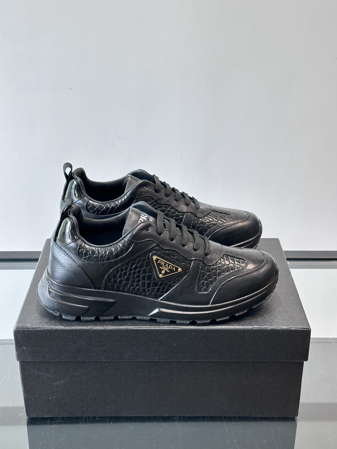 Prad*男士新款柔软皮革休闲运动鞋，这款运动鞋采用牛皮打造，皮质柔软细腻，纹理自然，提升透气性能，外侧