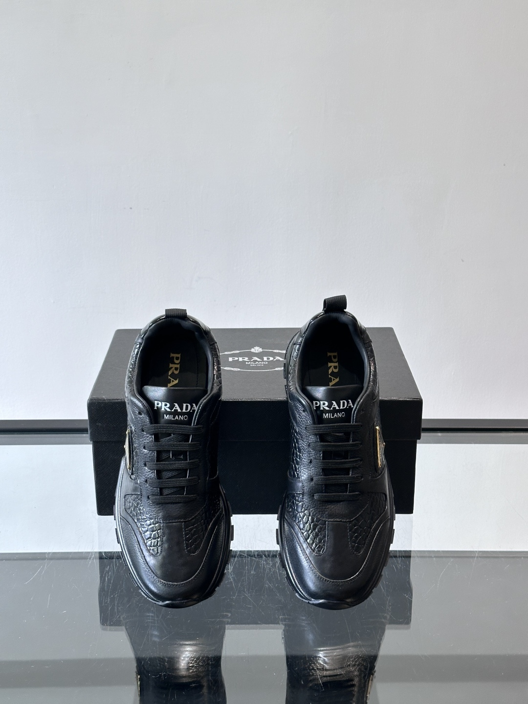 Prad*男士新款柔软皮革休闲运动鞋，这款运动鞋采用牛皮打造，皮质柔软细腻，纹理自然，提升透气性能，外侧