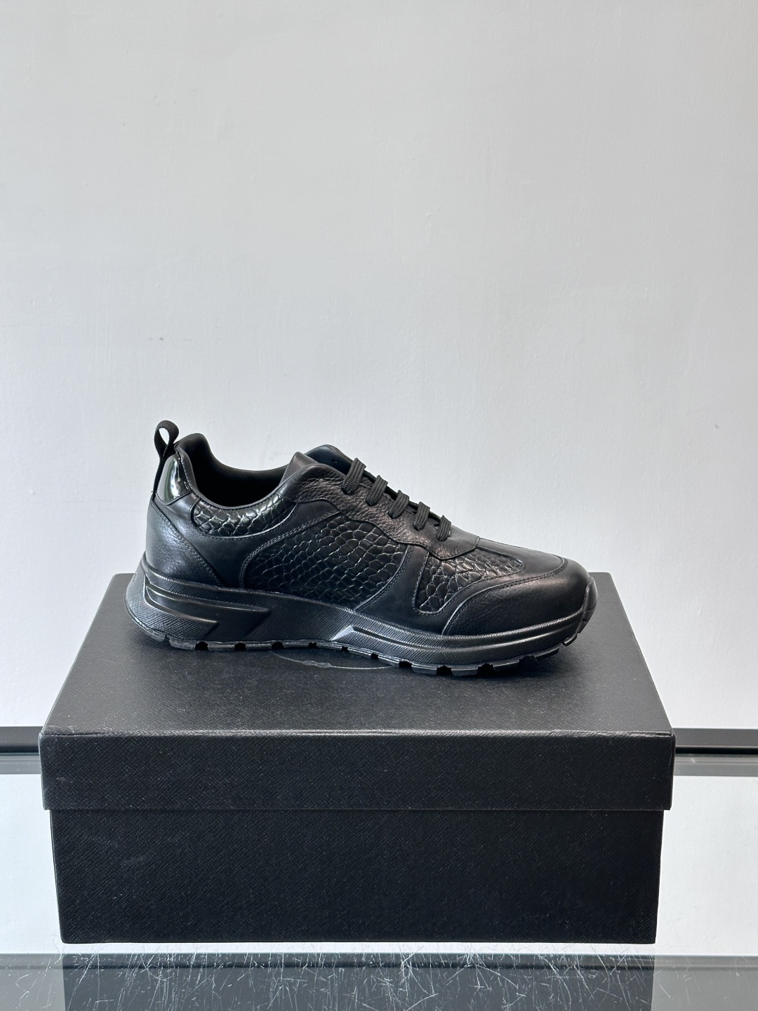 Prad*男士新款柔软皮革休闲运动鞋，这款运动鞋采用牛皮打造，皮质柔软细腻，纹理自然，提升透气性能，外侧