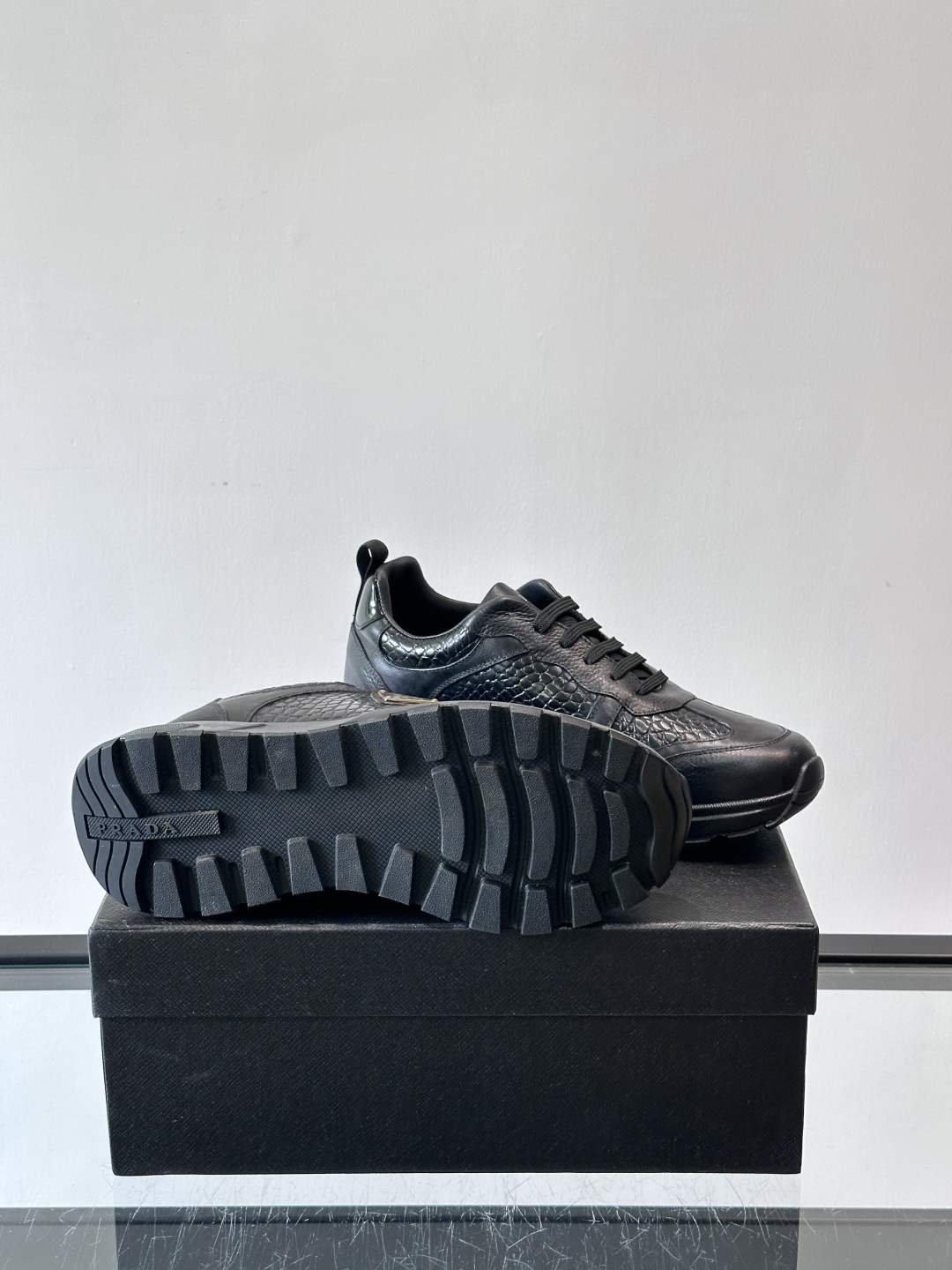 Prad*男士新款柔软皮革休闲运动鞋，这款运动鞋采用牛皮打造，皮质柔软细腻，纹理自然，提升透气性能，外侧