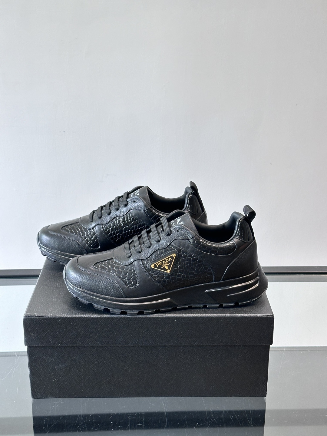 Prad*男士新款柔软皮革休闲运动鞋，这款运动鞋采用牛皮打造，皮质柔软细腻，纹理自然，提升透气性能，外侧