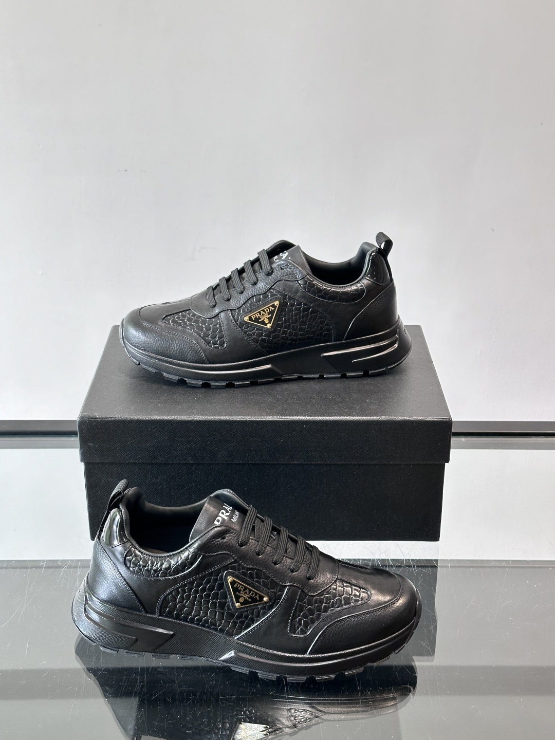 Prad*男士新款柔软皮革休闲运动鞋，这款运动鞋采用牛皮打造，皮质柔软细腻，纹理自然，提升透气性能，外侧