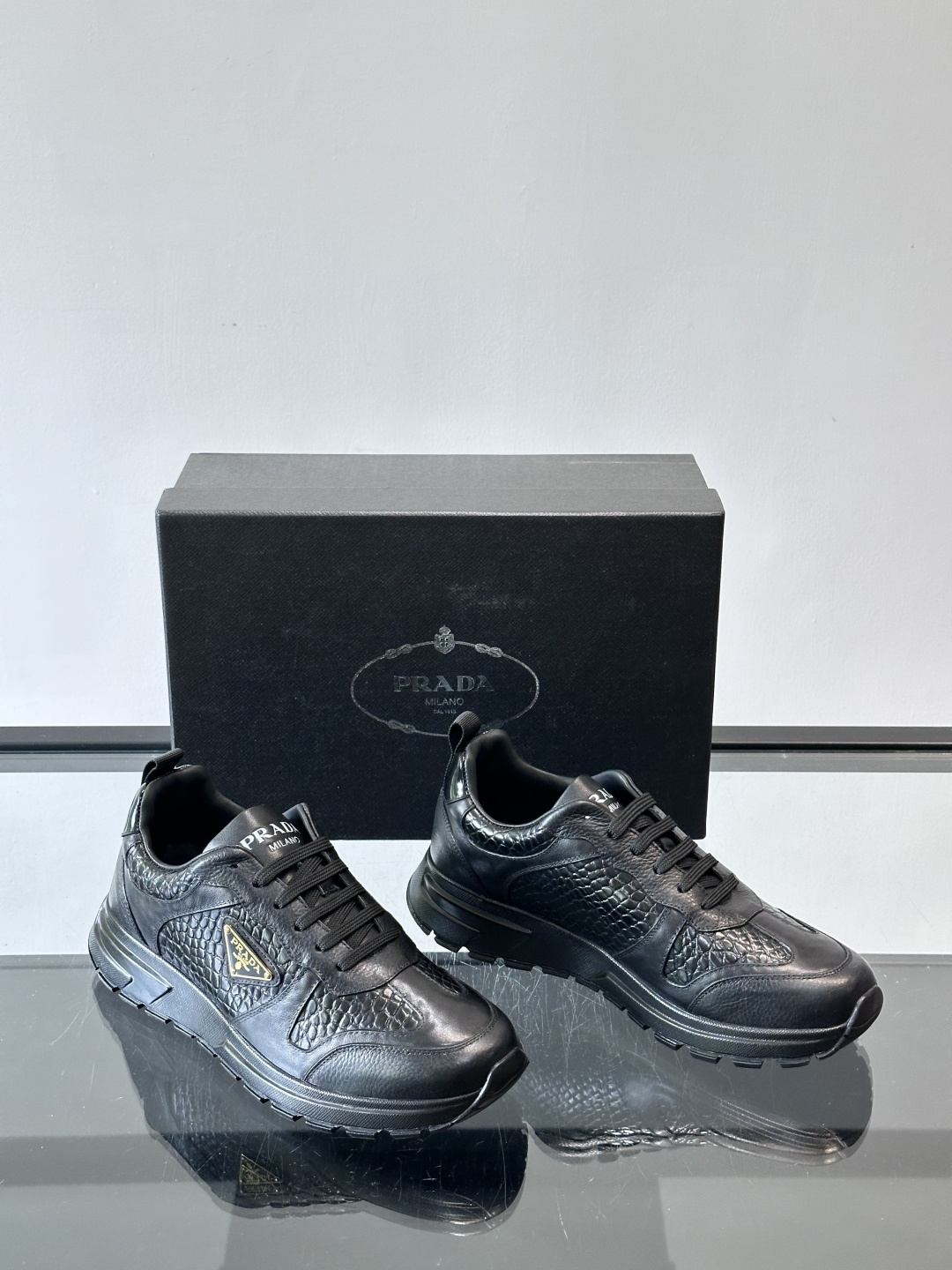 Prad*男士新款柔软皮革休闲运动鞋，这款运动鞋采用牛皮打造，皮质柔软细腻，纹理自然，提升透气性能，外侧