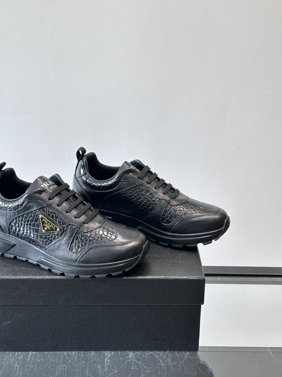 Prad*男士新款柔软皮革休闲运动鞋，这款运动鞋采用牛皮打造，皮质柔软细腻，纹理自然，提升透气性能，外侧