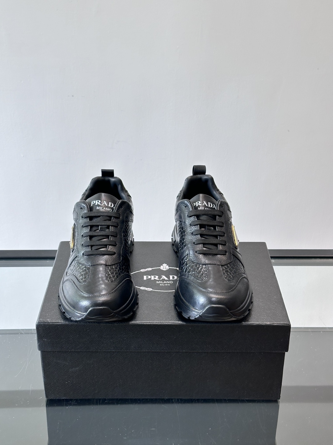 Prad*男士新款柔软皮革休闲运动鞋，这款运动鞋采用牛皮打造，皮质柔软细腻，纹理自然，提升透气性能，外侧