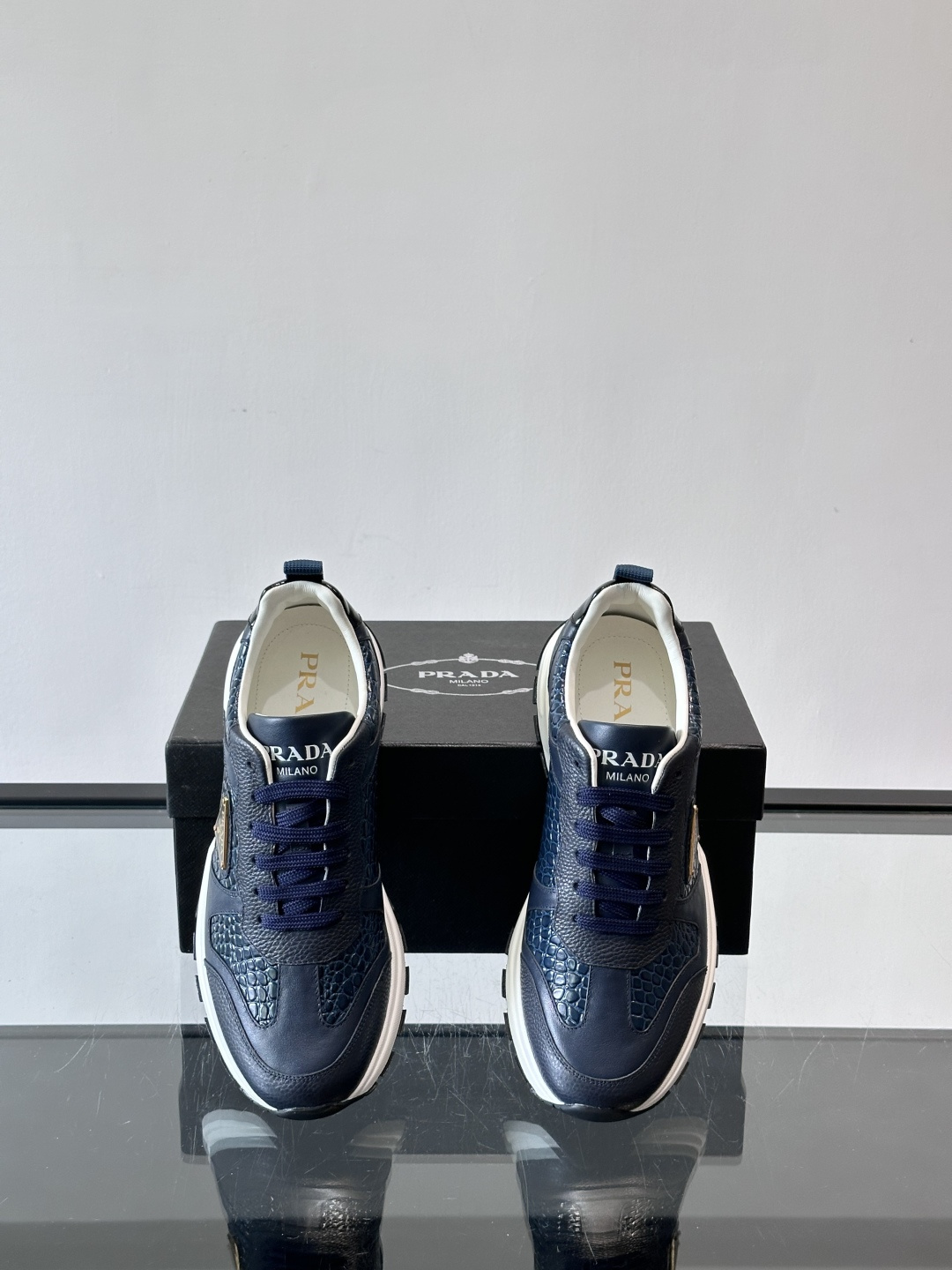 Prad*男士新款柔软皮革休闲运动鞋，这款运动鞋采用牛皮打造，皮质柔软细腻，纹理自然，提升透气性能，外侧